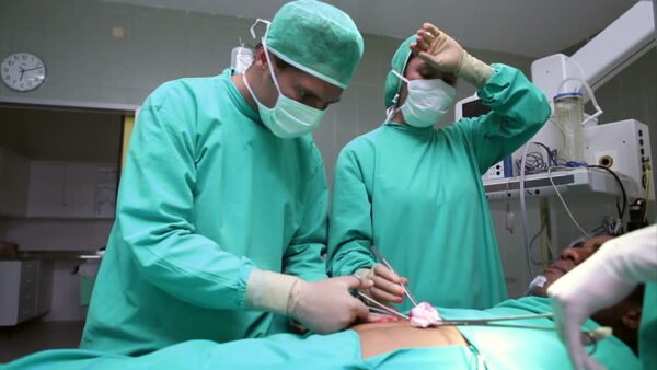 Paciente com sepse grave é operado por medico e médica.