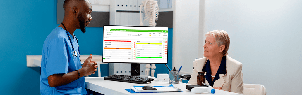 Profissional de saúde realiza avaliação clínica de paciente utilizando sistema digital com escore NEWS2 para monitoramento de sinais de deterioração.