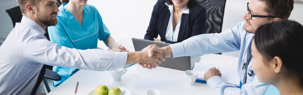 Descubra como otimizar a gestão de pessoas na saúde e fortalecer equipes em unidades de alta demanda com liderança, tecnologia e processos eficientes.