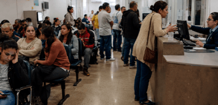 pronto atendimento com paciente em pé esperando