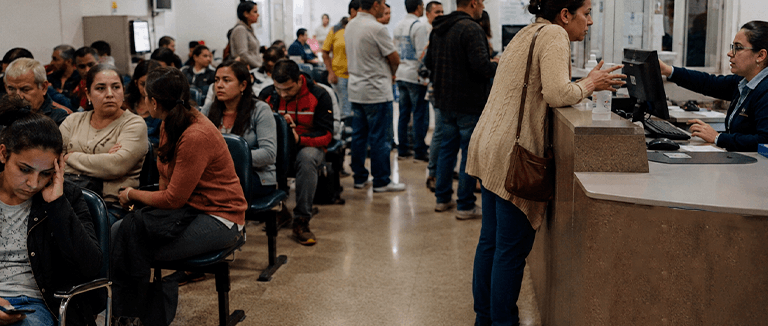 pronto atendimento com paciente em pé esperando