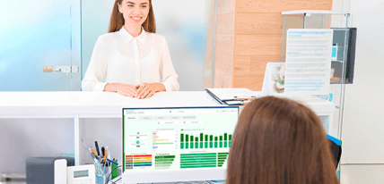 enfermeira acessando um dashboard personalizado