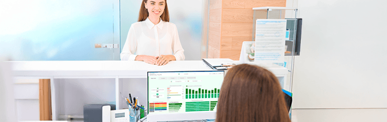 enfermeira acessando um dashboard personalizado
